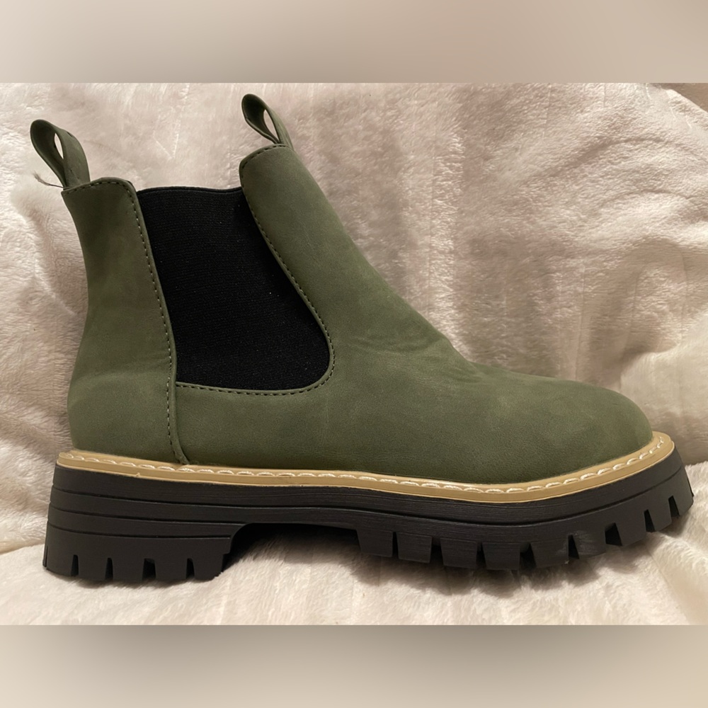 Women’s Chelsea Lug Boot in Olive Green